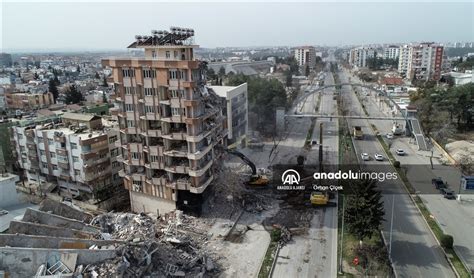 Adıyaman da enkaz kaldırma ve binaların yıkım işlemleri sürüyor