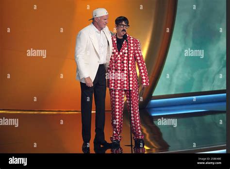 Chad Smith Left And Anthony Kiedis Of Red Hot Chili Peppers Presents The Award For Best Pop
