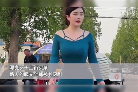 漂亮女子穿着性感上街买菜，身后俩大哥明目张胆狂盯：谁家小媳妇