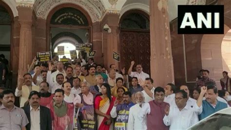 Ani On Twitter Watch Opposition Mps Protest At Gate No 1