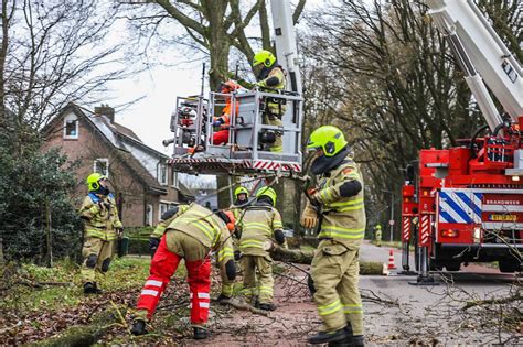 Bewoners Van Terschuur Bellen Brandweer Vanwege Gevaarlijk Hangende Takken