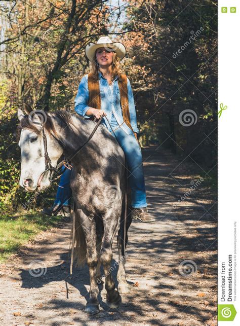 Jolie Fille Montant Son Cheval Gris Image Stock Image Du Frais