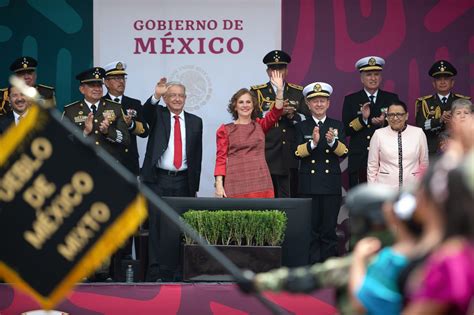 Encabeza Amlo El Desfile Cívico Militar En Conmemoración Del 213 Aniversario Del Grito De La