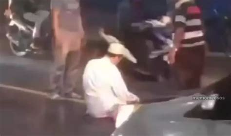 Video Viral Pria Salat Di Tengah Jalan Warganet Ada Ada Aja