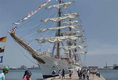 Fragata Ara Libertad De Argentina Atrae A Turistas Al Malec N De