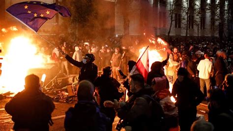 Gruzja zawiesza negocjacje z UE Rozpoczęły się protesty