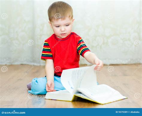 De Jongen Leest Een Boek Stock Afbeelding Image Of Jongen