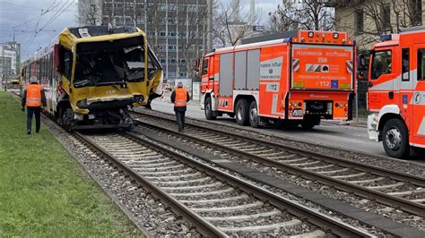 Schwerer Stadtbahn Unfall In Stuttgart Ssb Vorstand U Ert Sich An Der