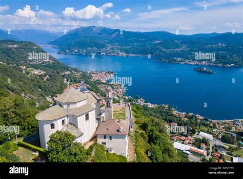 Vista aérea del santuario de la Madonna del Sasso en Boleto dominando