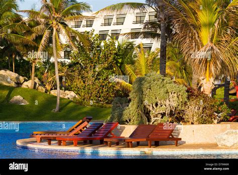 Swimming pool at the vacation resort in Mexico Stock Photo - Alamy