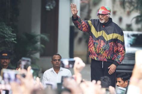 Amitabh Bachchan Amitabh Bachchan Greets Fans Gathered Outside Jalsa