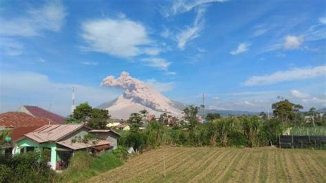 Sinabung 2 Kali Erupsi Luncurkan Awan Panas Sejauh 3 000 Meter