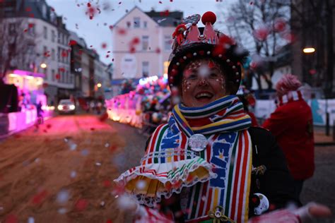 Rosenmontagszug im Ticker Über Köln lacht Sonne Verspätung von