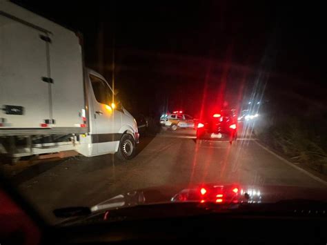 Colis O Entre Carro E Caminh O Deixa Tr Nsito Lento Na Curva Do Funil