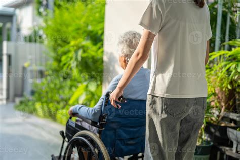 Cuidador Ayuda Y Cuida A Una Anciana Asi Tica O Anciana Sentada En