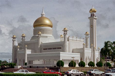 File:Brunei - Masjid Sultan Omar Ali Saifuddin.jpg