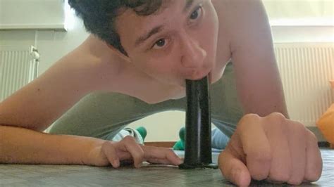 Il Ragazzo Succhia Fanaticamente Il Suo Dildo XHamster