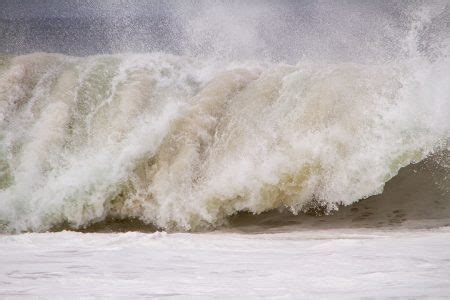 Grandes Ondas Quebrando Na Praia De Copacabana Durante Um Grande Swell