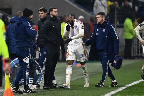 Lyon S Alexandre Lacazette Set For A Two Week Spell On The Sidelines