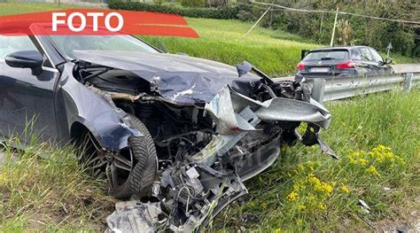 Centra Il Guardrail Lungo La Marecchiese Paura Per Un Automobilista A