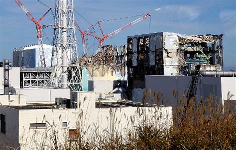 （朝日新聞社）：高い線量、壊れた屋根・・・福島原発、事故後初公開 東日本大震災