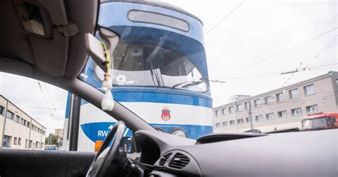 Zderzenie tramwaju z samochodem na Zakopiańskiej AKTUALIZACJA