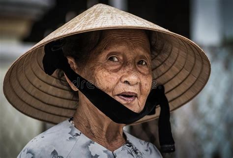 Retrato De Los Turistas Que Esperan Del Conductor Ciclo Vietnamita Del