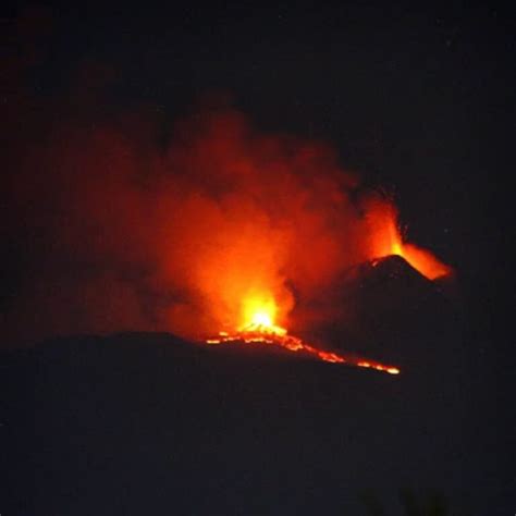 Etna Il Vulcano Si Fa Vivo Ancora Il Parossismo Del Mese Di Marzo