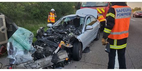 Autoroute A35 Une Voiture Sencastre Sous Un Poids Lourd Deux Blessés