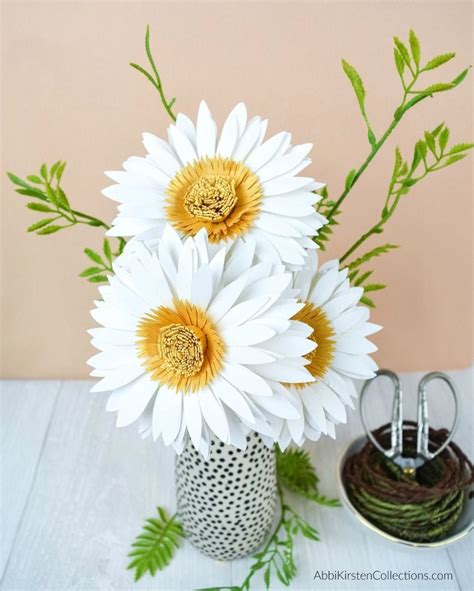 How To Make Paper Daisy Flowers Step By Step In 2020 Paper Daisy Easy Paper Flowers Paper