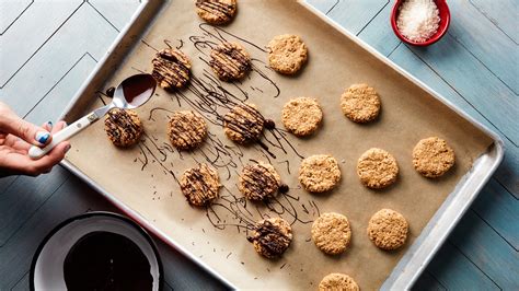 How To Use A Chocolate Garnish To Give Baked Goods A Pretty Finishing