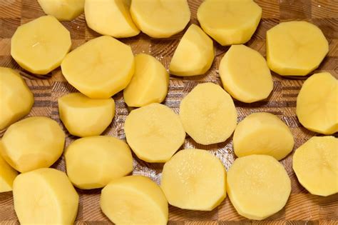 Patatas Picadas En Trozos Grandes Para Cocinar Sobre Tabla De Madera