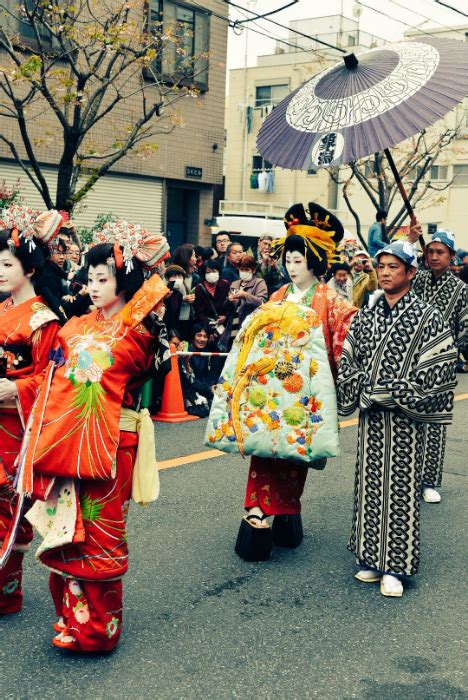 華やかな花魁道中を見に行く。江戸吉原おいらん道中 浅草観音うら一葉桜まつり お出かけいく