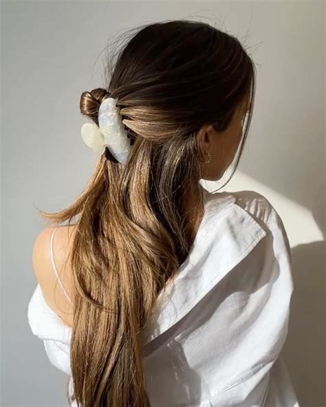 Accesorios de cabello en tendencia para verano 2022 que transformarán