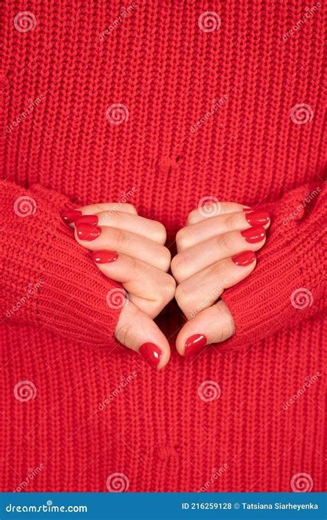 Hermosas Manos Femeninas Con Uñas Rojas Sobre Fondo De Punto Lugar