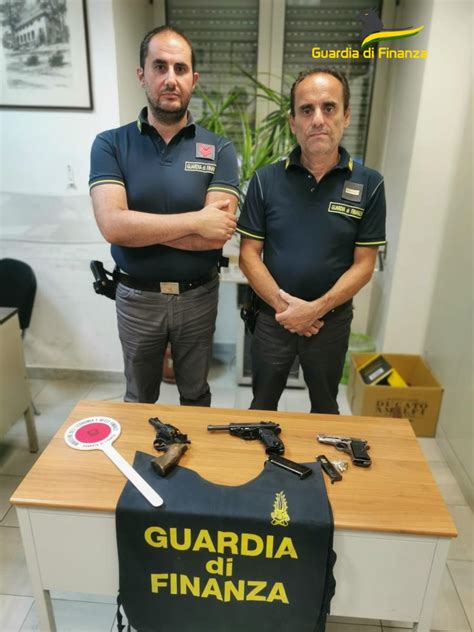 Gdf recupera in un tombino 3 pistole e 23 proiettili La Città di Salerno