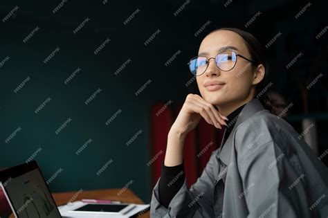 Premium Photo Portrait Of A Confident Business Woman With Glasses