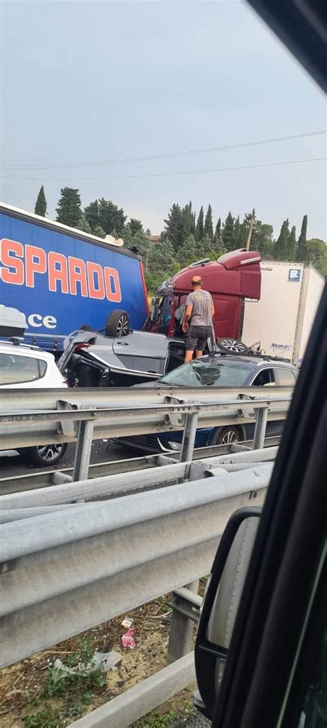 Inferno Sulla A Due Donne Morte E Diversi Feriti Riaperta L Autostrada