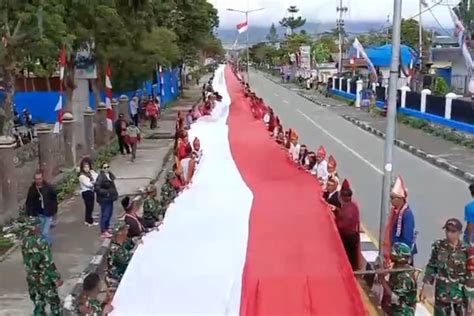 Ribuan Warga Jayawijaya Bentangkan Bendera Merah Putih Sepanjang 2 Km