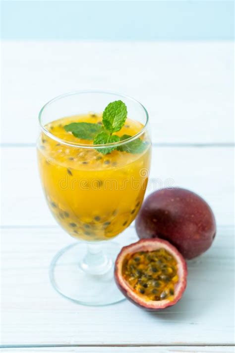 Jugo Fresco Y Helado De La Fruta De La Pasi N Imagen De Archivo