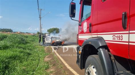 Incêndio após pane elétrica deixa veículo completamente destruído Em