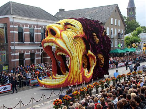 19 Giant Flower Sculptures Honour Van Gogh At World’s Largest Flower ...