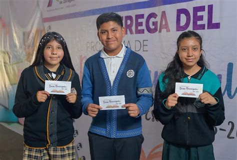 Recompensan Su Esfuerzo Y Entregan Becas Escolares En Atizap N