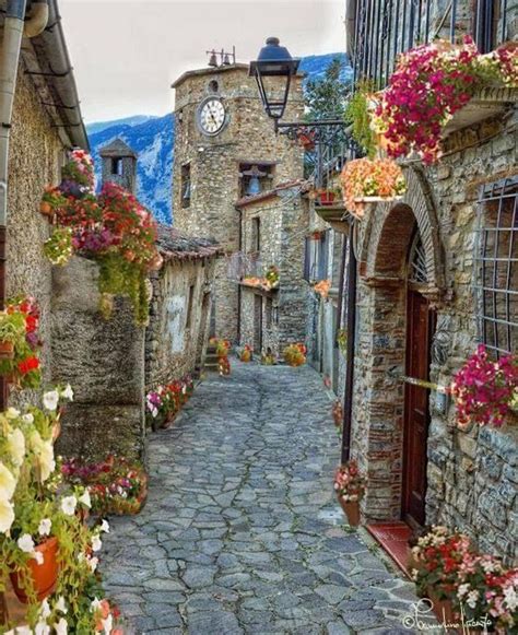 Pin on Paesaggi e borghi | Italian courtyard, Beautiful places ... 