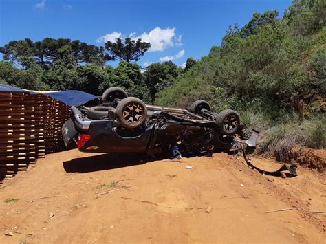 Duas Pessoas Ficam Feridas Depois De Caminhonete Capotar Em Acidente