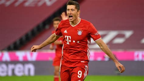 Robert Lewandowski strzelił cztery gole To najlepszy napastnik na