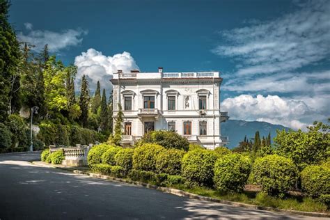 Vista lateral escénica del palacio de livadia en verano crimea Foto