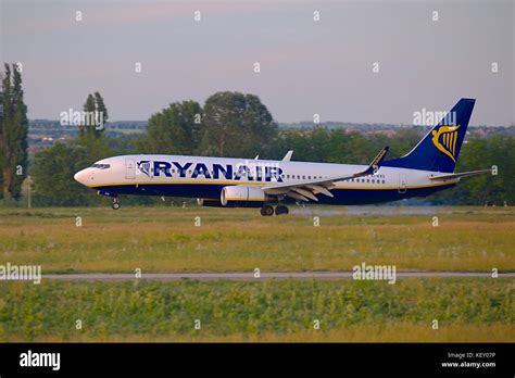 Ryanair Plane Landing Stock Photo - Alamy