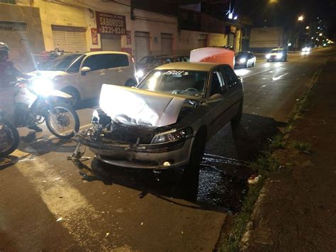 Motorista abandona carro e foge após se envolver em acidente em Juiz de