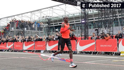 Eliud Kipchoge Runs World’s Fastest Marathon, in Nike’s Special Shoes - The New York Times